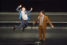 漫才中の令和ロマン。