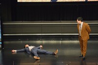 ライブの最後に旧コンビ名を言ってしまった令和ロマン高比良（左）。