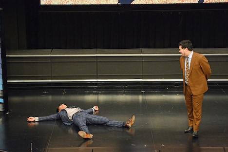 ライブの最後に旧コンビ名を言ってしまった令和ロマン高比良（左）。