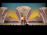 漫才中の令和喜多みな実。