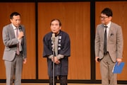 オープニングで挨拶する青空球児(中央)。