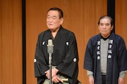 「口上」のコーナーより。左から三笑亭夢太朗、青空球児。