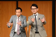 審査中に漫才を披露したナイツ。