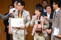 優勝した喜びを述べるおせつときょうた。