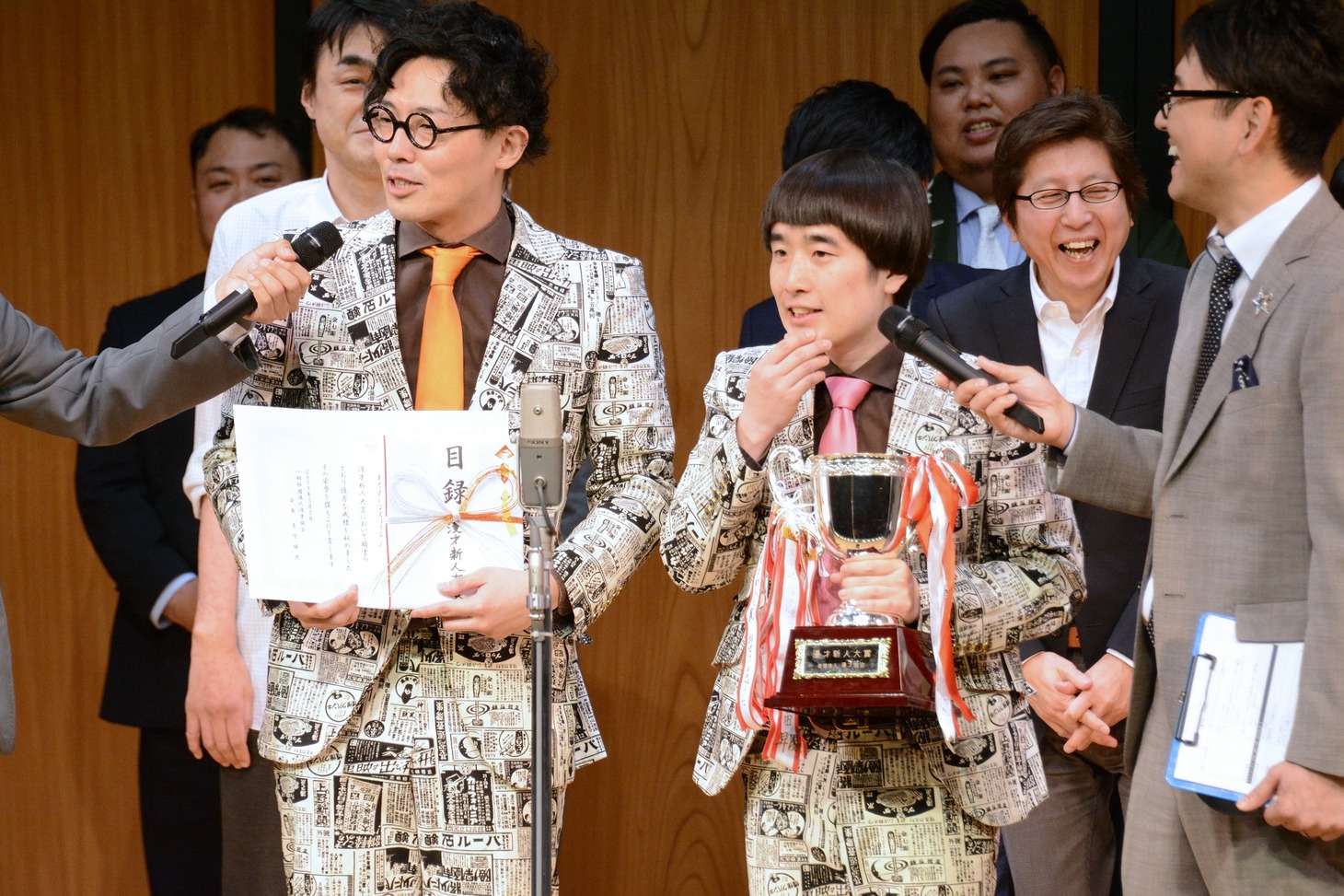 優勝した喜びを述べるおせつときょうた。