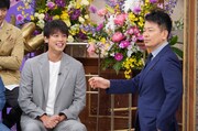 左から竹内涼真、雨上がり決死隊・宮迫。(c)日本テレビ