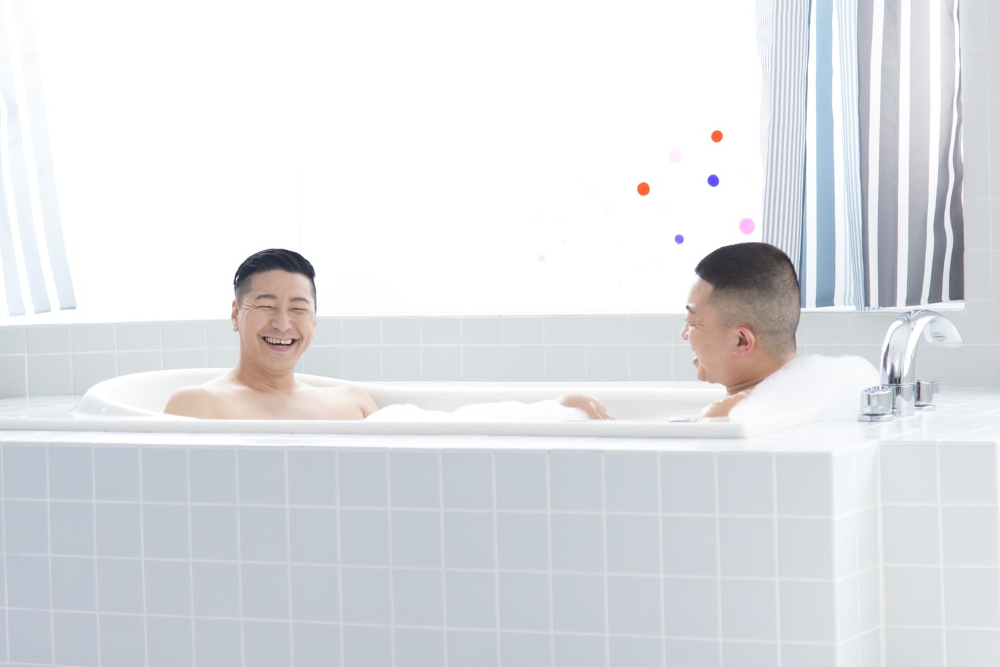 動画「コンビ風呂 presented by バスタブクレンジング」より。