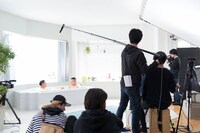 動画「コンビ風呂 presented by バスタブクレンジング」撮影中の様子。