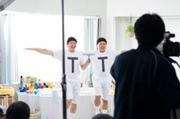 動画「コンビ風呂 presented by バスタブクレンジング」撮影中の様子。