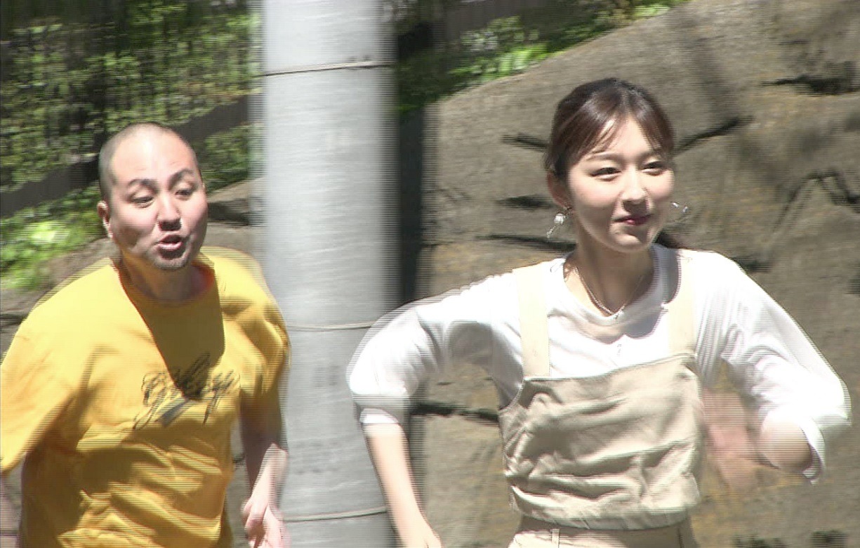 「マツコ＆有吉かりそめ天国」のAbemaTV版で「全力坂100本ダッシュ」に臨むスリムクラブ内間（左）。(c)テレビ朝日