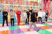 「ロンドンハーツ」の「芸人リスペクト番付」に出演する宮下草薙・草薙（手前）と先輩芸人10名。(c)テレビ朝日