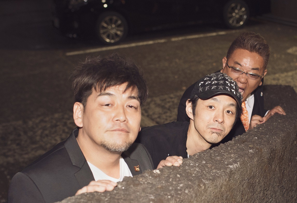 左からサンドウィッチマン富澤、宮藤官九郎、サンドウィッチマン伊達。
