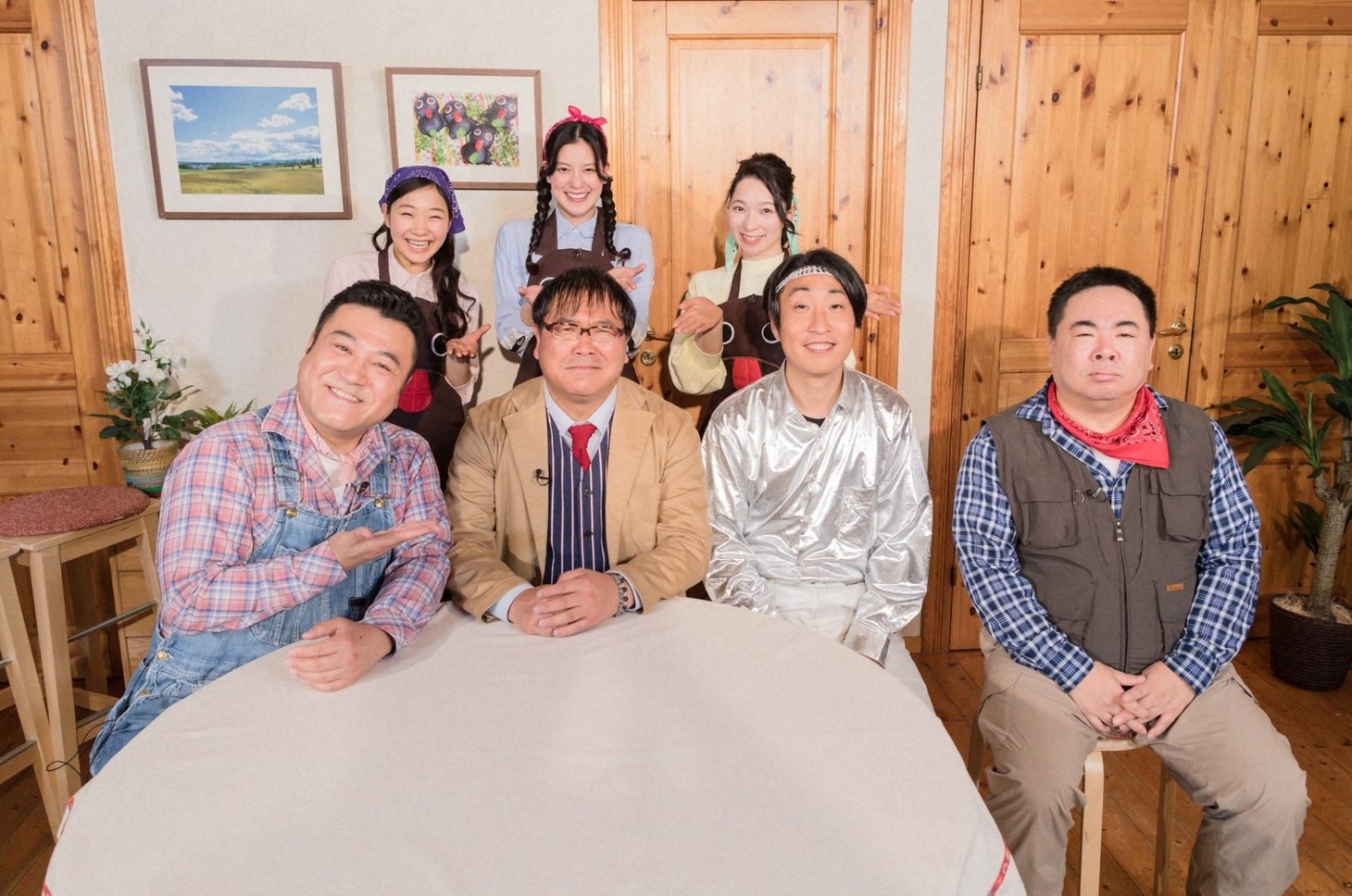 「ザキ山小屋」に出演する（前列左から）アンタッチャブル山崎、カンニング竹山、ゆってぃ、ドランクドラゴン塚地ら。(c)ABC
