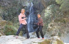 「極上空間 ～小さなクルマ、大きな未来。～」に出演する（左から）玉袋筋太郎、猫ひろし。(c)BS朝日