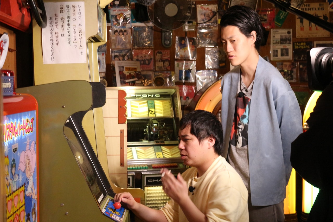 霜降り明星が熱海ロケでレトロゲーム三昧、秘宝館も体験
