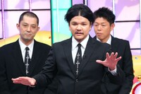 Mr.都市伝説 関暁夫（中央）