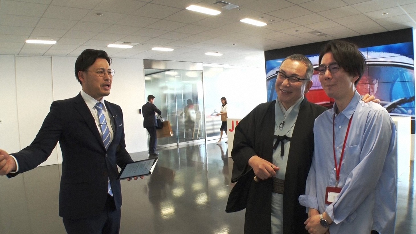 「今夜一杯どうですか？」で株式会社ジンズを訪れるアルコ＆ピース平子（左）。(c)TBS