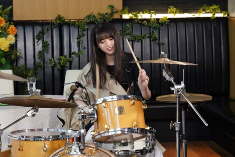 ドラムを叩くVIPチャレンジャーの齋藤飛鳥（乃木坂46）。(c)日本テレビ