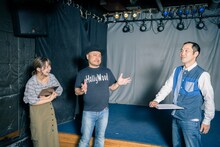 左から真奈、ハリウッドザコシショウ、ロビンフットおぐ。