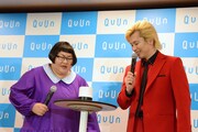 QuUnに話しかけるメイプル超合金。