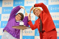 令和をイメージしたポーズを決めるメイプル超合金。