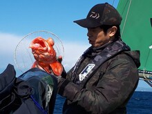 東京湾ロケに登場する品川庄司・庄司。(c)テレビ静岡