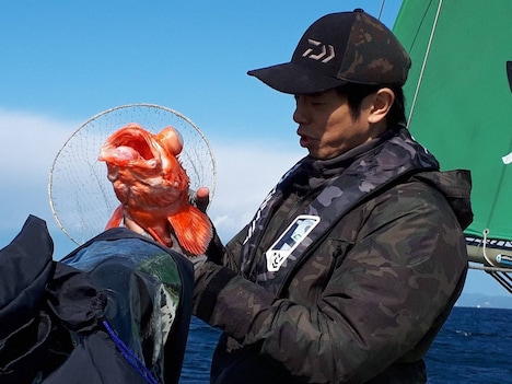 東京湾ロケに登場する品川庄司・庄司。(c)テレビ静岡