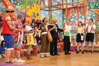 「VS嵐」に出演する、チーム人力舎の（左から）アンジャッシュ児嶋、アンタッチャブル山崎、オアシズ大久保、ゆってぃ、東京03豊本、東京03飯塚、いかちゃん、川井。(c)フジテレビ