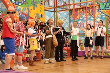 「VS嵐」に出演する、チーム人力舎の（左から）アンジャッシュ児嶋、アンタッチャブル山崎、オアシズ大久保、ゆってぃ、東京03豊本、東京03飯塚、いかちゃん、川井。(c)フジテレビ