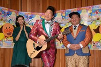 「アイスる気持ち」を歌うANZEN漫才みやぞん（中央）。