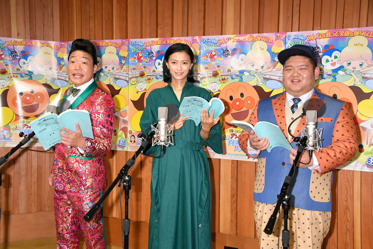 公開アフレコに臨む（左から）ANZEN漫才みやぞん、榮倉奈々、ANZEN漫才あらぽん。