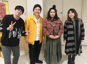 左からロングコートダディ、海原やすよ ともこ。
