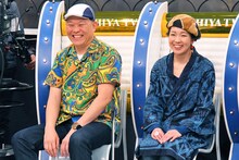 千原せいじ（左）と泥染め職人の女性（右）。