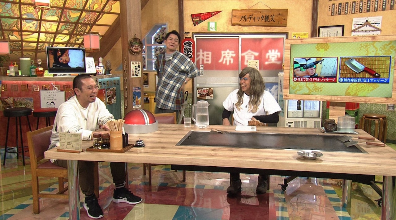 「相席食堂」に出演する（左から）千鳥、女キャッチャーに扮する守谷日和。(c)ABC