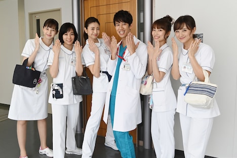 記念撮影する（左から）中条あやみ、水川あさみ、片瀬那奈、しゅんしゅんクリニックP、山崎萌香、小松彩夏。(c)日本テレビ