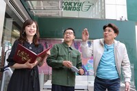 （左から）久慈暁子アナ、おぎやはぎ矢作、石橋貴明。(c)フジテレビ