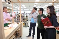 実演販売する原口あきまさ（左端）。(c)フジテレビ