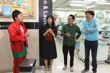 実演販売するエハラマサヒロ（左端）。(c)フジテレビ