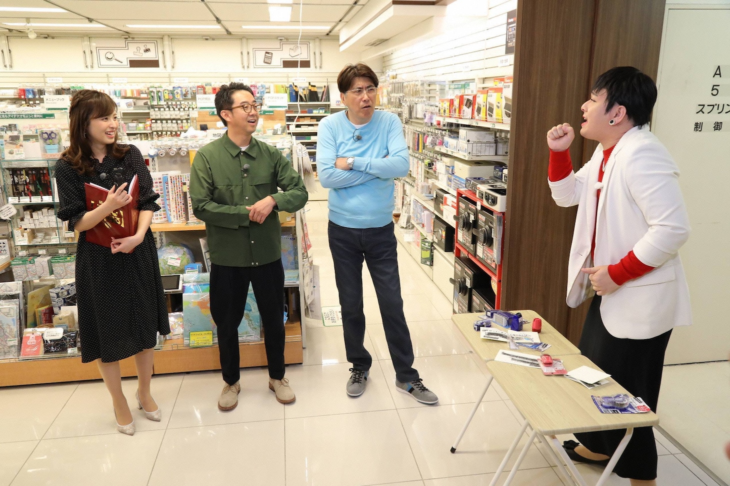 「石橋貴明のたいむとんねる」で東急ハンズを訪れ、石橋貴明（右から2人目）らへ実演販売するMr.シャチホコ（右端）。(c)フジテレビ
