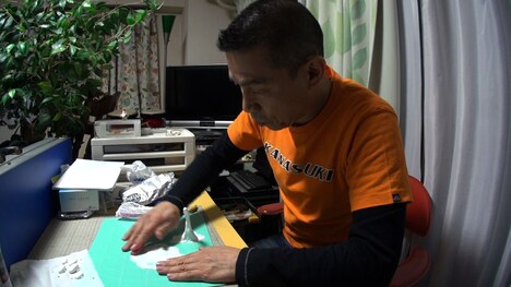 クレイアニメを制作するまるむし商店・磯部。(c)MBS