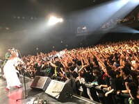 熱気冷めやらぬオーディエンスに後押しされダイブに挑戦するミキ昴生。（撮影：神藤剛）