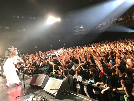 熱気冷めやらぬオーディエンスに後押しされダイブに挑戦するミキ昴生。（撮影：神藤剛）