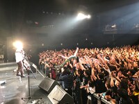 「弟ー！」という観客の声に応えダイブに挑戦するミキ亜生。（撮影：神藤剛）