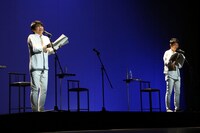 「Wイシダ朗読劇『USHIROMUKI』」の様子。