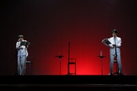 「Wイシダ朗読劇『USHIROMUKI』」の様子。