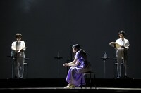 「Wイシダ朗読劇『USHIROMUKI』」の様子。