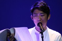 「Wイシダ朗読劇『USHIROMUKI』」の様子。