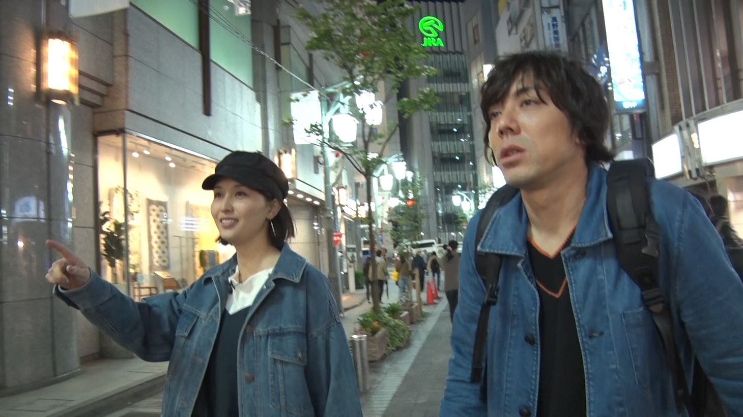 （左から）橋本マナミ、三浦大輔。(c)フジテレビ