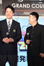 雑談するかまいたち濱家（左）と和牛・水田（右）。