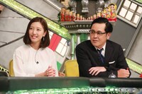 （左から）小澤陽子アナ、アリタ哲平。(c)フジテレビ